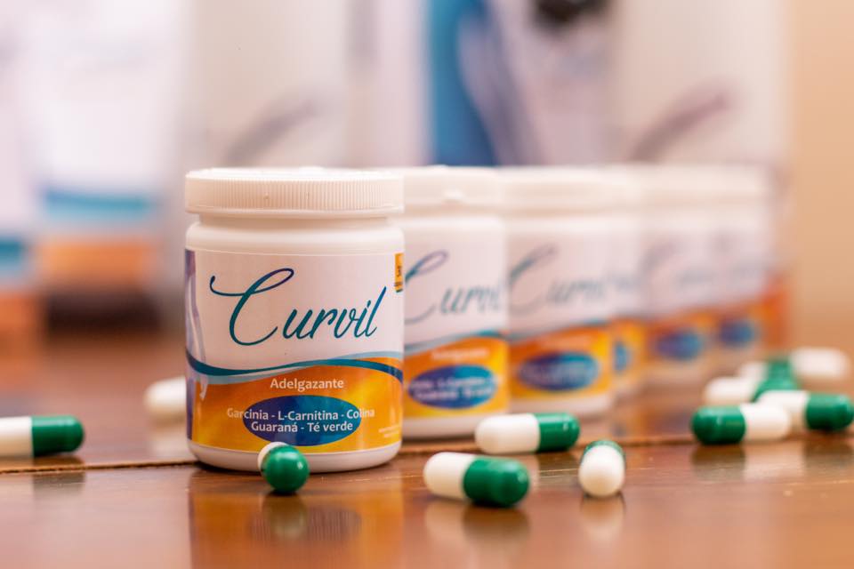 Frasco de Curvil junto a otros productos y cápsulas